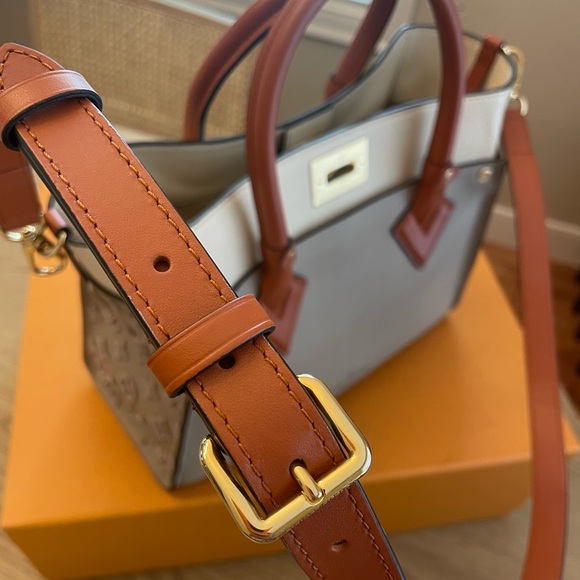 Louis Vuitton ON MY SIDE MM - Picture 15 of 17